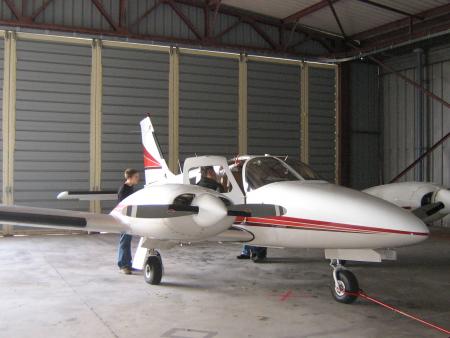 Le Bi-moteur avec dridri et jacques devant